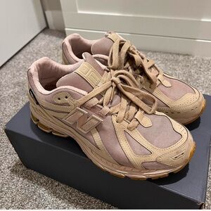 New balance 1906 cardura desert size 7 men’s 8.5 women’s 
Slightly worn